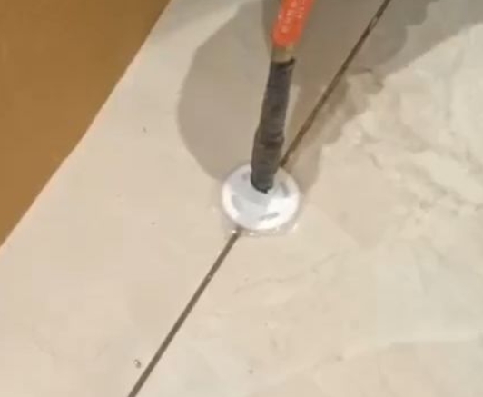 内乡瓷砖空鼓维修公司专业解答瓷砖在铺贴过程中，如果没有涂抹均匀到位的粘结材料（如水泥砂浆或瓷砖胶），可能会导致以下问题